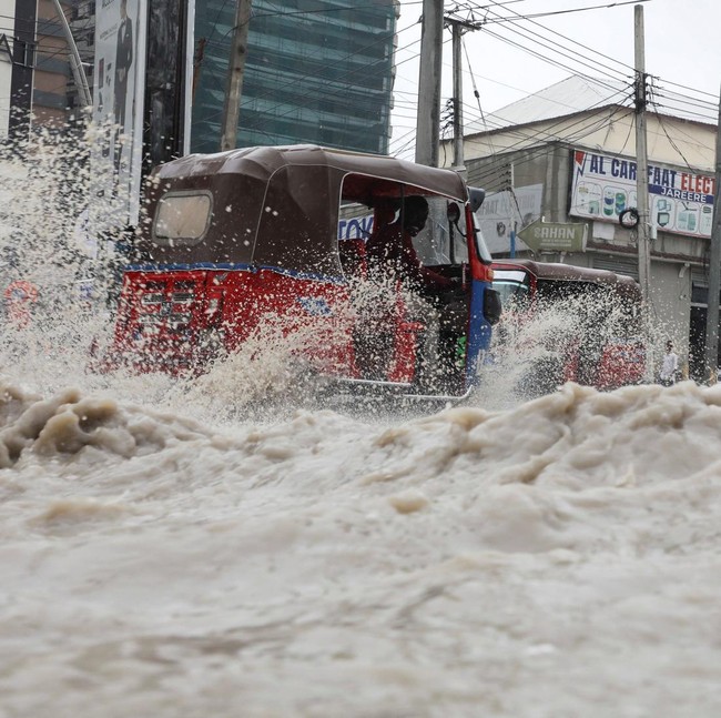 Hujan Deras Rendam Mogadishu, Kendaraan Terobos Genangan di KM4
