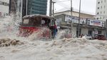 Hujan Deras Rendam Mogadishu, Kendaraan Terobos Genangan di KM4
