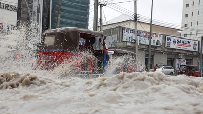 Hujan Deras Rendam Mogadishu, Kendaraan Terobos Genangan di KM4