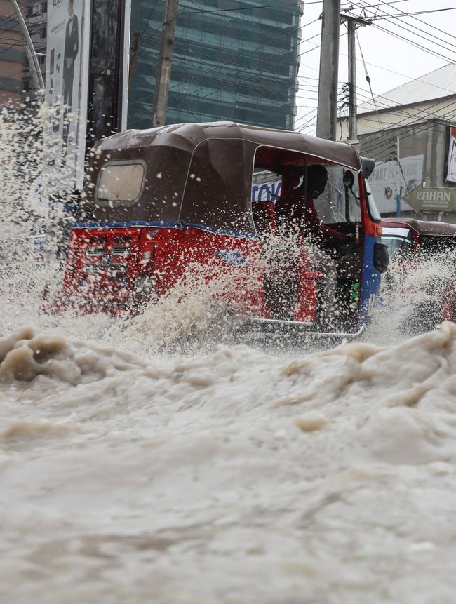 Hujan Deras Rendam Mogadishu, Kendaraan Terobos Genangan di KM4