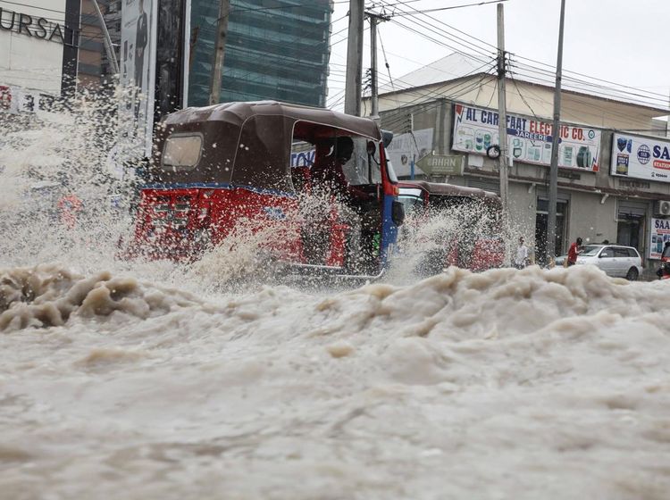 Hujan Deras Rendam Mogadishu, Kendaraan Terobos Genangan di KM4