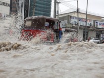 Hujan Deras Rendam Mogadishu, Kendaraan Terobos Genangan di KM4