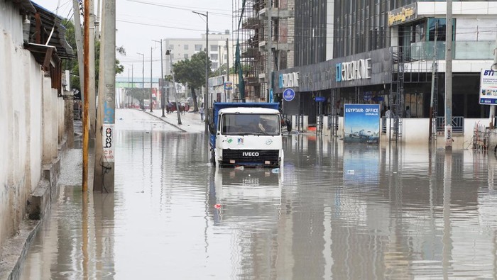 Hujan deras yang mengguyur Mogadishu, Somalia, pada Sabtu (21/6/2026) menyebabkan sejumlah ruas jalan utama tergenang air, termasuk kawasan KM4 yang menjadi salah satu titik lalu lintas tersibuk di kota tersebut. Genangan air terlihat cukup mengganggu arus kendaraan, meski aktivitas warga tetap berlangsung seperti biasa. REUTERS/Feisal Omar