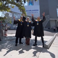 Penuh dengan keceriaan dan ekspresi penuh kelegaan, ketiganya berpose melempar topi wisuda ke udara di halaman depan gedung Universitas Airlangga. Foto: Dok. Instagram @ashanty_ash.