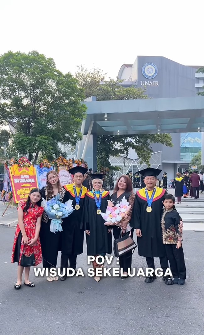 Anang, Ashanty dan Azriel melakukan sesi foto bersama keluarga besar yang hadir langsung untuk memberikan selamat di area kampus UNAIR. Foto: Dok. Instagram @ashanty_ash.