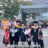 Anang, Ashanty dan Azriel melakukan sesi foto bersama keluarga besar yang hadir langsung untuk memberikan selamat di area kampus UNAIR. Foto: Dok. Instagram @ashanty_ash.