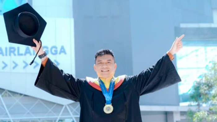 Inspiratif! Anang, Ashanty, dan Azriel Kompak Wisuda Bersama di UNAIR