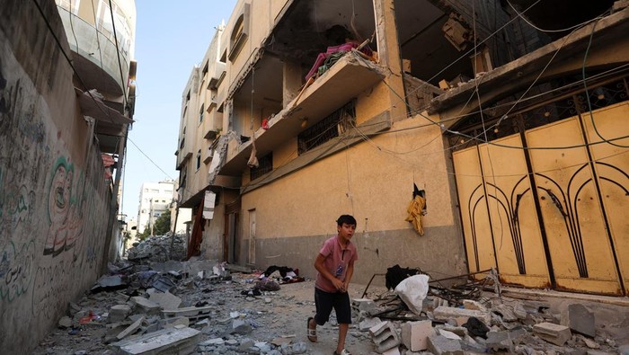 Mourners carry bodies during the funeral of Palestinians killed in an Israeli strike, according to medics, at Al-Shifa Hospital in Gaza City, June 20, 2026. REUTERS/Dawoud Abu Alkas