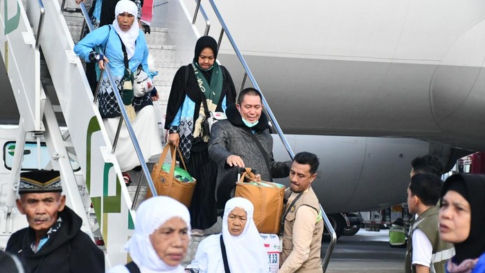 Jemaah haji kloter 13 Debarkasi Palembang tiba di Tanah Air.