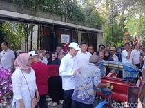 Beri Ucapan Ultah ke Jokowi, Ratusan Tukang Becak Bawa Pulang Kado Sembako