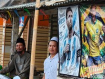 Demi Nobar, Warga Kampung Nelayan Gila Bola Pamekasan Rela Tak Melaut