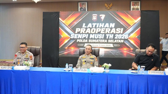 Kapolda Sumsel Irjen Sandi Nugroho (tengah)