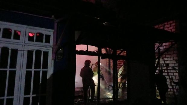 Kebakaran rumah lansia di Bojonegoro akibat pemilik bakar sandal sebagai ganti lilin saat pemadaman listrik bergilir. Kebakaran rumah lansia di Bojonegoro akibat pemilik bakar sandal sebagai ganti lilin saat pemadaman listrik bergilir.