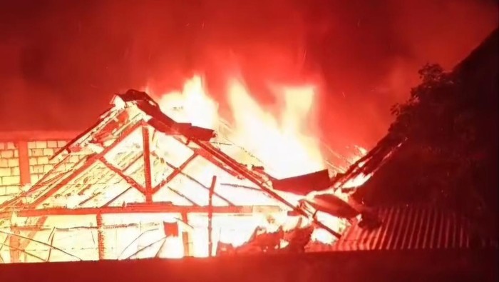 Kebakaran rumah lansia di Bojonegoro akibat pemilik bakar sandal sebagai ganti lilin saat pemadaman listrik bergilir.
