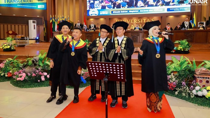 Keluarga Anang merayakan wisuda bareng di Unair