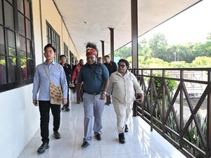 Dampingi Wapres ke Papua Barat, Wamendagri Pantau Manfaat Dana Otsus