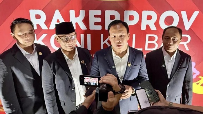 Ketua KONI Kalbar Daud Yordan (dua dari kanan)