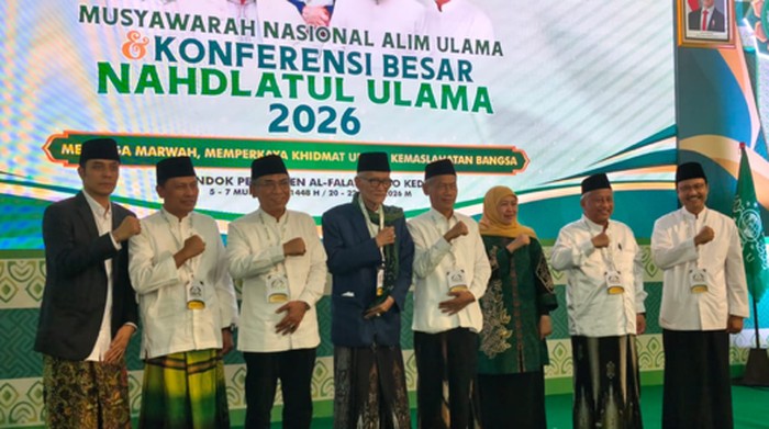 Ketum PBNU Gus Yahya bersama penguru NU lain, juga Gubernur Jatim Khofifah dan Sekjen PBNU Saifullah Yusuf saat pembukaan Munas-Konbes NU 2026 di Ponpes Al Falah Ploso, Kediri.