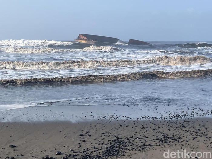 Kondisi tongkang saat ini yang terdampar di Laut Cibenda, Pangandaran