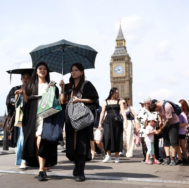 London Dihantam Cuaca Panas, Warga Beraktivitas di Tengah Terik Matahari