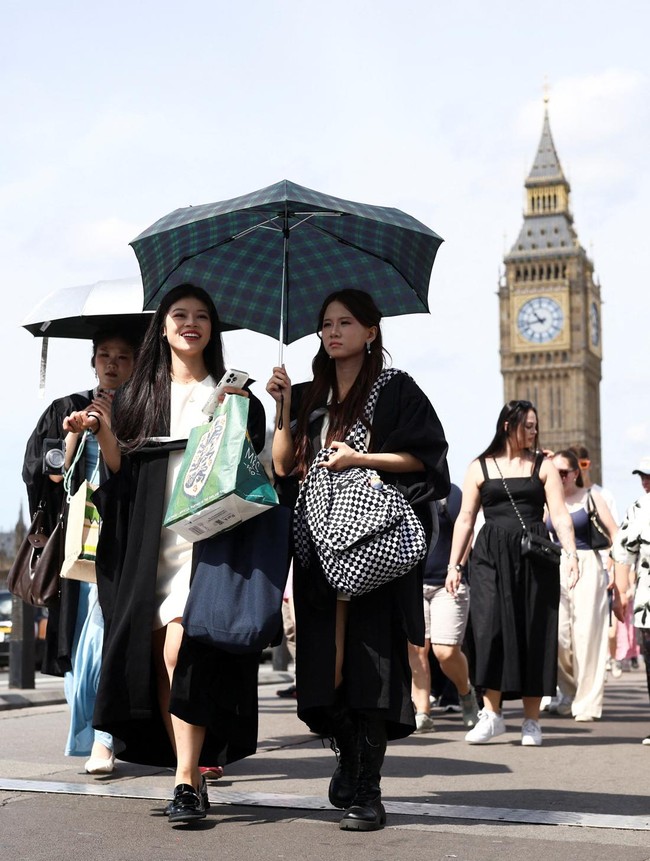London Dihantam Cuaca Panas, Warga Beraktivitas di Tengah Terik Matahari