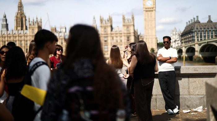 Cuaca panas menyelimuti London, Inggris, pada Sabtu (21/6/2026), dengan suhu yang terasa menyengat di sejumlah kawasan publik, termasuk di sekitar Jembatan Westminster. Meski kondisi terik, aktivitas warga tetap berlangsung seperti biasa. REUTERS/Tob
