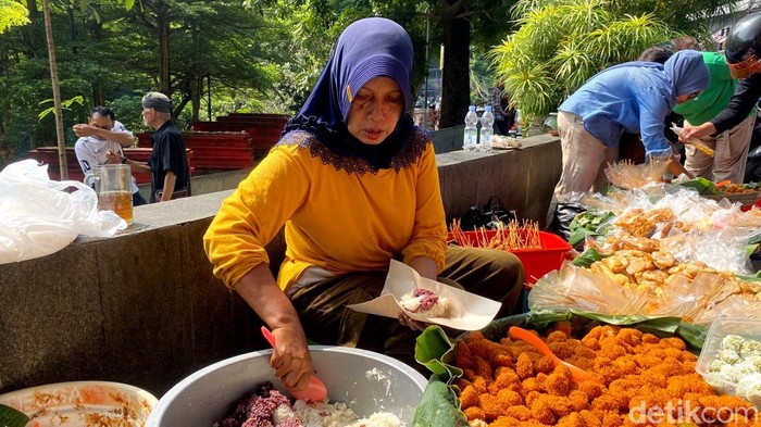 Makanan jadul jadi buruan di Teras Cikapundung.