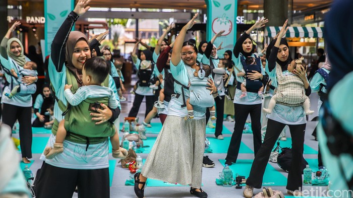 Senyum keceriaan memenuhi area Trans Studio Mall Bandung, Sabtu (20/6/2026), saat ratusan ibu bersama buah hati mereka mengikuti rangkaian kegiatan dalam gelaran MAMA Lime Green Day Fest. Acara yang mengusung tema kesehatan, kebersihan, dan kebersama