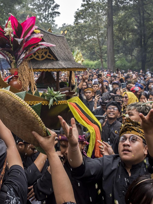 Masyarakat Adat Gelar Ngertakeun Bumi Lamba di Gunung Tangkuban Parahu