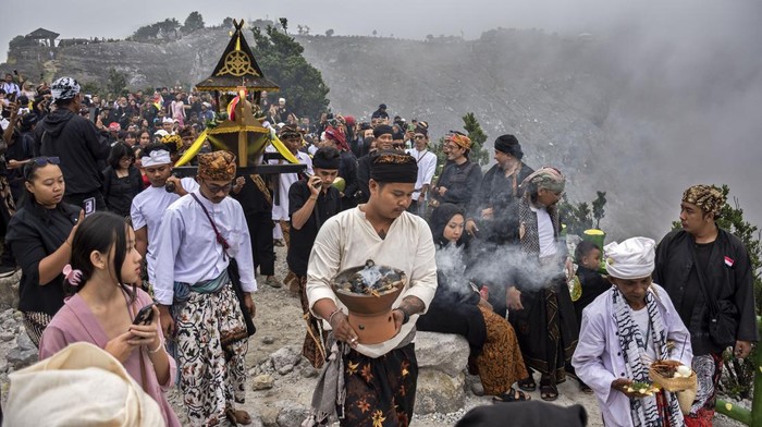 Masyarakat adat mengarak jampana saat upacara adat Ngertakeun Bumi Lamba di Taman Wisata Alam (TWA) Gunung Tangkuban Parahu, Kabupaten Subang, Jawa Barat, Minggu (21/6/2026). Upacara adat Ke-18 sunda nusantara sabuana Ngertakeun Bumi Lamba yang dihadiri oleh berbagai masyarakat adat, suku, ras dan agama di Indonesia tersebut ditujukan untuk mengungkapkan rasa syukur kepada Tuhan yang Maha Esa karena telah menjadikan alam semesta yang menopang kehidupan sekaligus upaya untuk menjaga alam dan lingkungan. ANTARA FOTO/Abdan Syakura