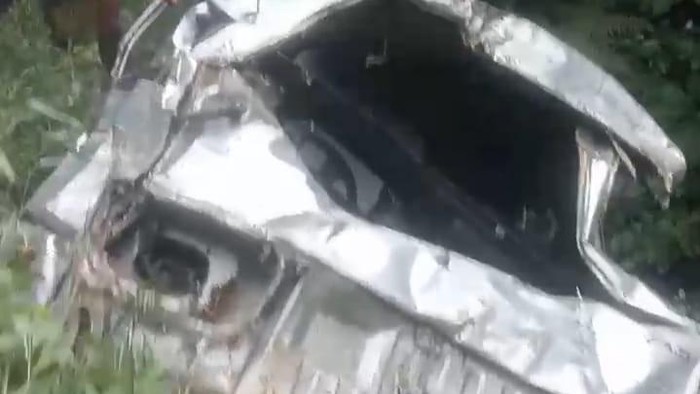 Kondisi minibus yang masuk jurang di Pekalongan.