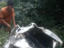 Minibus Terjun ke Jurang 300 Meter di Wonosido Pekalongan, 1 Orang Tewas
