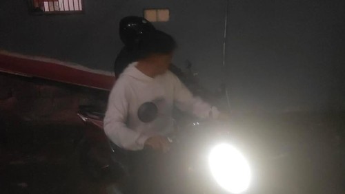Potret sejumlah pria diduga membawa kabur motor Suradi saat COD tersebar di medsos. (Instagram Sanurhariini)