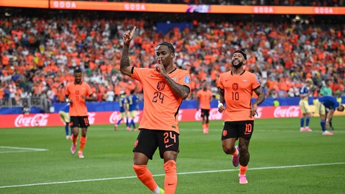 Timnas Belanda tampil menggila saat menghadapi Swedia dengan kemenangan telak 5-1 dalam laga yang berlangsung sengit sejak menit awal. Tim Oranye langsung tancap gas dan membuka keunggulan pada menit keenam melalui Brian Brobbey. Penyerang tersebut kembali mencatatkan namanya di papan skor pada menit ke-17 untuk menggandakan keunggulan Belanda. REUTERS