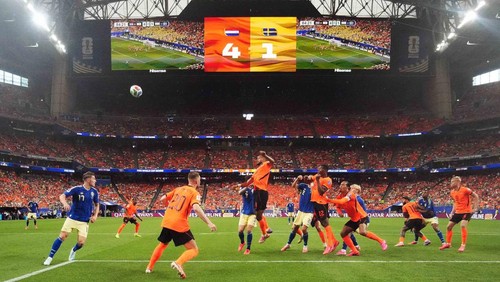 Timnas Belanda tampil menggila saat menghadapi Swedia dengan kemenangan telak 5-1 dalam laga yang berlangsung sengit sejak menit awal. Tim Oranye langsung tancap gas dan membuka keunggulan pada menit keenam melalui Brian Brobbey. Penyerang tersebut kembali mencatatkan namanya di papan skor pada menit ke-17 untuk menggandakan keunggulan Belanda. REUTERS