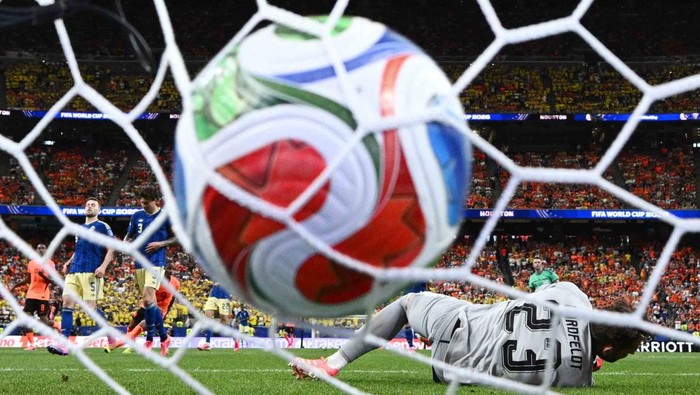 Timnas Belanda tampil menggila saat menghadapi Swedia dengan kemenangan telak 5-1 dalam laga yang berlangsung sengit sejak menit awal. Tim Oranye langsung tancap gas dan membuka keunggulan pada menit keenam melalui Brian Brobbey. Penyerang tersebut kembali mencatatkan namanya di papan skor pada menit ke-17 untuk menggandakan keunggulan Belanda. REUTERS