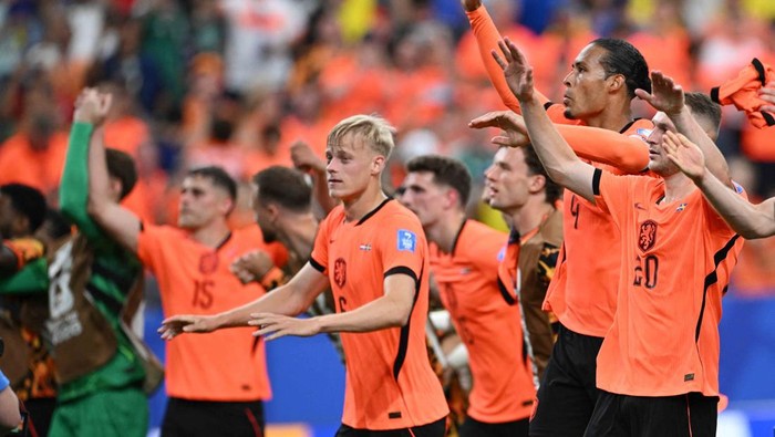 Timnas Belanda tampil menggila saat menghadapi Swedia dengan kemenangan telak 5-1 dalam laga yang berlangsung sengit sejak menit awal. Tim Oranye langsung tancap gas dan membuka keunggulan pada menit keenam melalui Brian Brobbey. Penyerang tersebut kembali mencatatkan namanya di papan skor pada menit ke-17 untuk menggandakan keunggulan Belanda. REUTERS