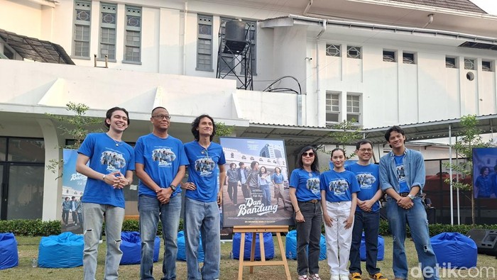 Para cast Dan Bandung bersama sutradara Rudi Soedjarwo