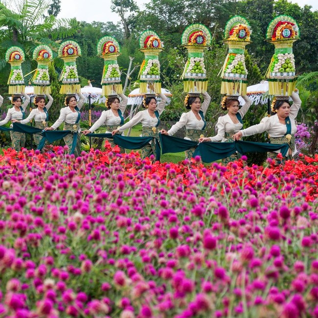 Parade Seni Budaya Warnai Taman Bunga The Blooms Tabanan