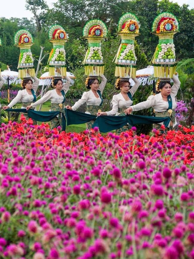 Parade Seni Budaya Warnai Taman Bunga The Blooms Tabanan
