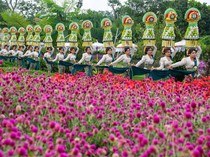 Parade Seni Budaya Warnai Taman Bunga The Blooms Tabanan