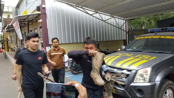 Pelaku pencurian kabel WiFi di Palembang saat diamankan polisi