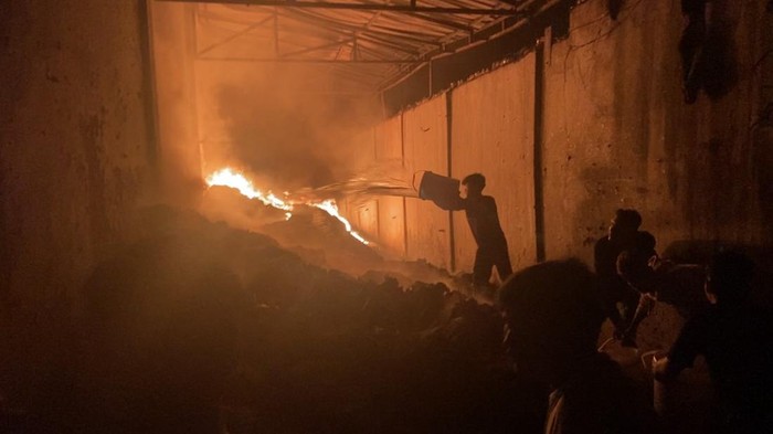 Pemadaman api di pabrik mainan di Medan. (Mhd Ilham Pradila/detikSumut)