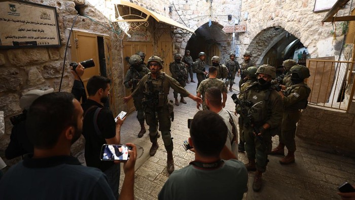 Pasukan Israel Batasi Akses di Hebron saat Pemukim Masuki Kota Tua Pengamanan Diperketat saat Warga Israel Masuki Kota Tua Hebron