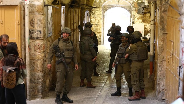 Pasukan Israel Batasi Akses di Hebron saat Pemukim Masuki Kota Tua Pengamanan Diperketat saat Warga Israel Masuki Kota Tua Hebron