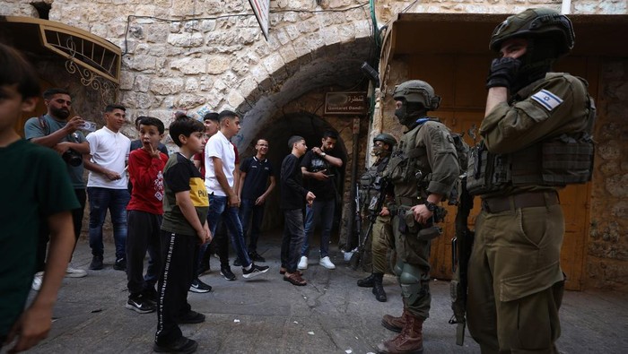 Pasukan Israel Batasi Akses di Hebron saat Pemukim Masuki Kota Tua Pengamanan Diperketat saat Warga Israel Masuki Kota Tua Hebron