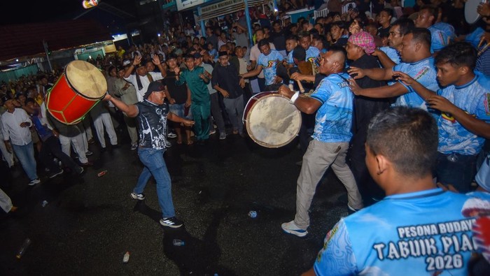 Dua kelompok Tabuik beradu saat menjalani tradisi Basalisiah Pesona Hoyak Tabuik di Pariaman, Sumatera Barat, Sabtu (20/6/2026). Tradisi Basalisiah adalah atraksi kolosal ketegangan hingga benturan fisik antara dua kelompok Tabuik (Pasa dan Subarang), sebagai pengingat peristiwa Perang Karbala yang menewaskan cucu Nabi Muhammad SAW, Husain bin Ali. ANTARA FOTO/Fitra Yogi