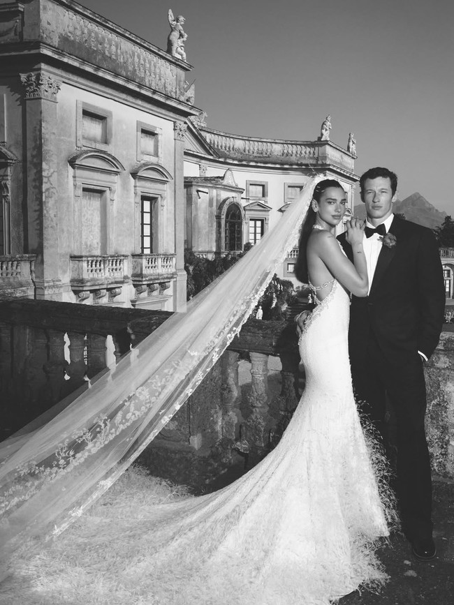 Menurut Vogue, gaun ini juga memiliki makna istimewa bagi rumah mode Chanel. Busana tersebut menjadi gaun pengantin haute couture pertama yang dirancang oleh Matthieu Blazy untuk seorang muse house Chanel. Foto: Instagram/@dualipa