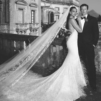 Menurut Vogue, gaun ini juga memiliki makna istimewa bagi rumah mode Chanel. Busana tersebut menjadi gaun pengantin haute couture pertama yang dirancang oleh Matthieu Blazy untuk seorang muse house Chanel. Foto: Instagram/@dualipa