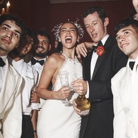 Selain menampilkan detail gaunnya, Dua Lipa juga membagikan beberapa foto yang memperlihatkan suasana intim pernikahan mereka. Salah satunya potret dirinya berdiri di bawah lengkungan bangunan khas Italia, sementara foto lain memperlihatkan veil panjangnya menjuntai indah saat berpose bersama Callum Turner. Foto: Instagram/@dualipa
